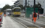 Vor der R�ckfahrt m�ssen an der Zwischenendstelle Gro�-Berliner-Damm/Gerhard-Sedlmayr-Stra�e die Rillengleise gereinigt werden.