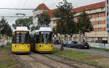 Tw1507 und Tw 2204 beginnen mit der Parallelfahrt, um in den Kurven den zwischen den Wagenk�sten verbleibenden Abstand zu pr�fen (Gro�-Berliner-Damm 22.09.2021).