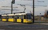 Tw 2213 auf der Linie 63 Richtung Adlershof/K�penick vor der Haltestelle Landschaftspark (Gro�-Berliner-Damm/Herrmann-Dorner-Allee30.10.2021).