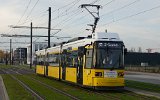 Tw 2211 auf Linie 63 wartet auf dem mittleren Gleis der Zwischenendstelle auf die R�ckfahrt nach K�penick (30.10.2021).