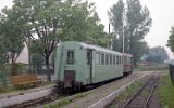 Triebwagen MBd1-133  mit  einem Personenwagen der Gattung Bxhpi in Nowy Dw�r Gda�ski (Tiegenhof) am 08. September 1992