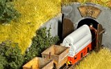 Die Druckluftlok Pz 20 fährt in den Tunnel, der allerdings nur eine Loklänge tief ist.